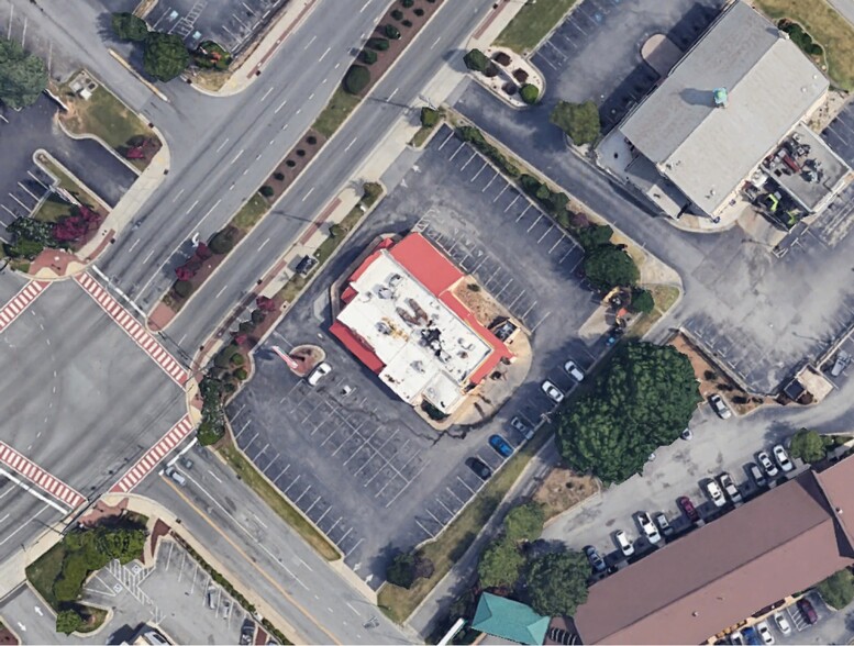 3025 W Gate City Blvd, Greensboro, NC à louer - Photo principale – Image 1 sur 1