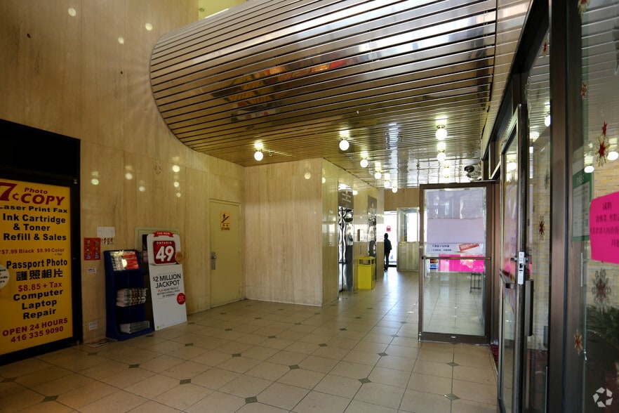 4002 Sheppard Ave E, Toronto, ON à vendre - Hall d’entrée – Image 2 sur 8