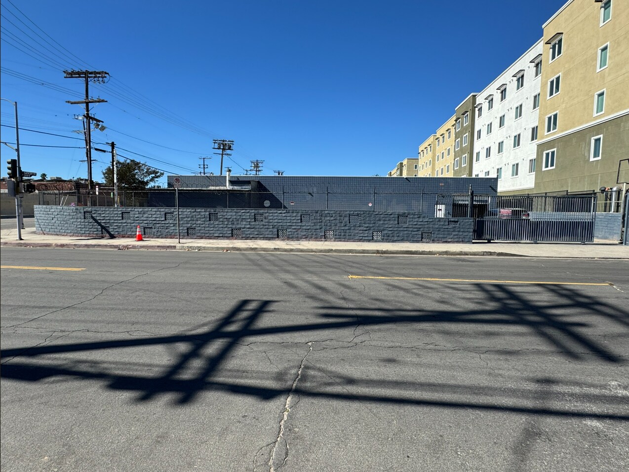13607 Saticoy St, Van Nuys, CA à louer Photo de l’immeuble– Image 1 sur 15
