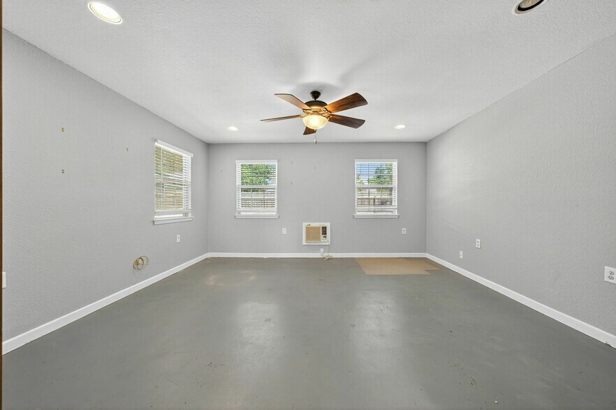 916 E Blanco Rd, Boerne, TX à louer - Photo de l’immeuble – Image 2 sur 3