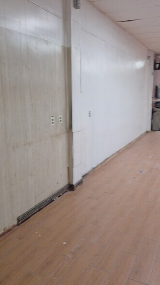 4912-4922 30th Ave, Woodside, NY à louer - Vidéo sur l’annonce professionnelle – Image 2 sur 9