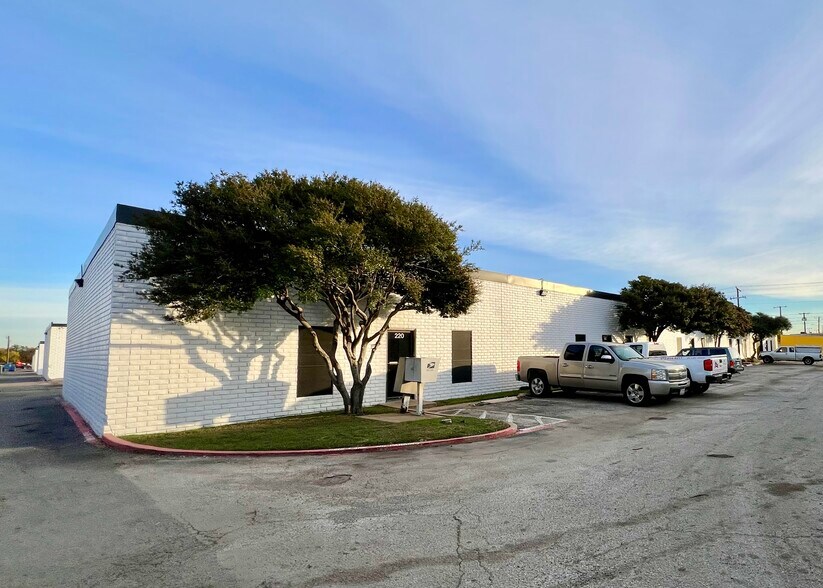 209 S Kirby St, Garland, TX à louer - Photo de l’immeuble – Image 2 sur 11