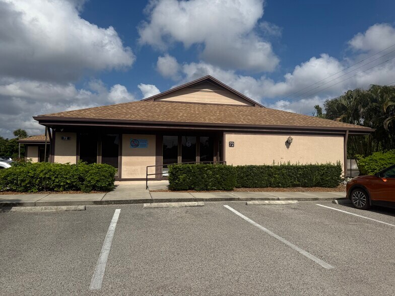 12734 Kenwood Ln, Fort Myers, FL à louer - Photo de l’immeuble – Image 1 sur 6