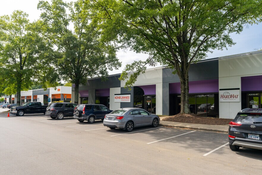 4205 Stuart Andrew Blvd, Charlotte, NC à louer - Photo de l’immeuble – Image 3 sur 17