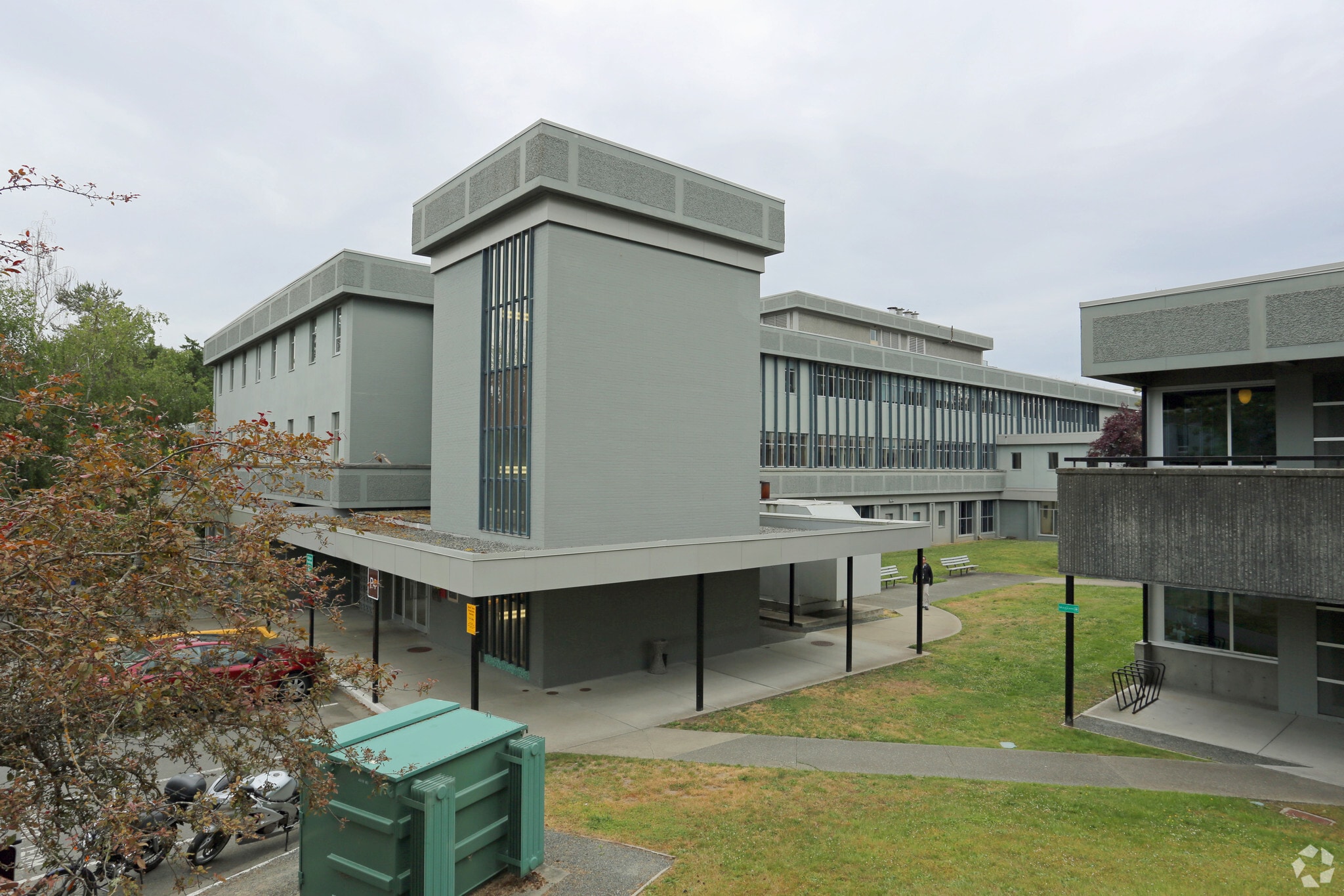 4464 Markham St, Saanich, BC à louer Photo de l’immeuble– Image 1 sur 8