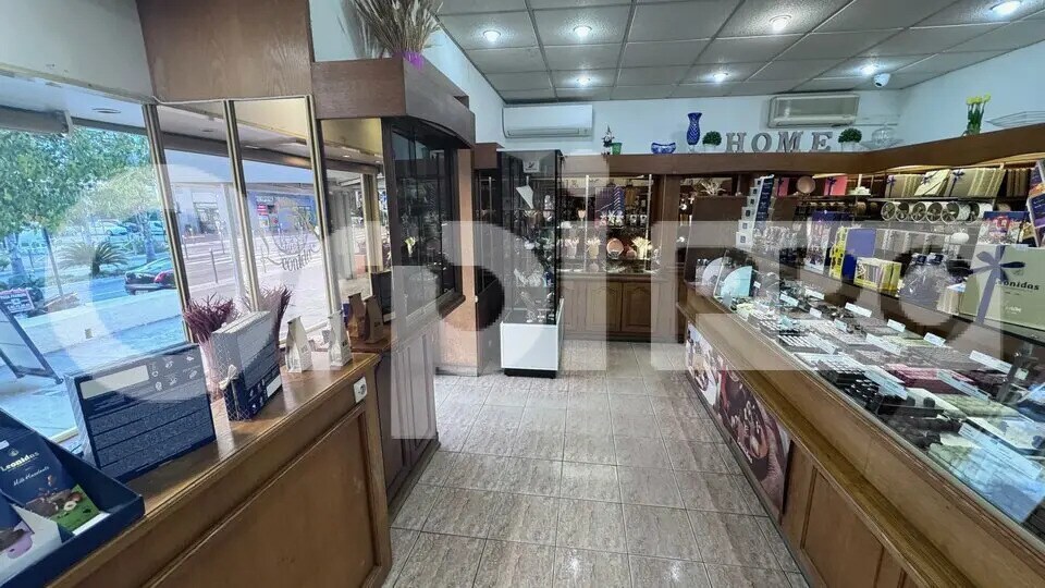 Local commercial dans Mandelieu-la-Napoule à louer - Photo intérieure – Image 2 sur 5