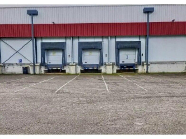 Industriel/Logistique dans Éloyes à louer - Photo de l’immeuble – Image 1 sur 2