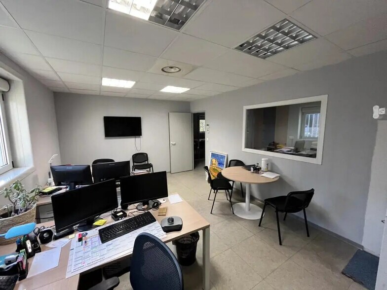 Bureau dans Gallargues-le-Montueux à louer - Photo de l’immeuble – Image 3 sur 11