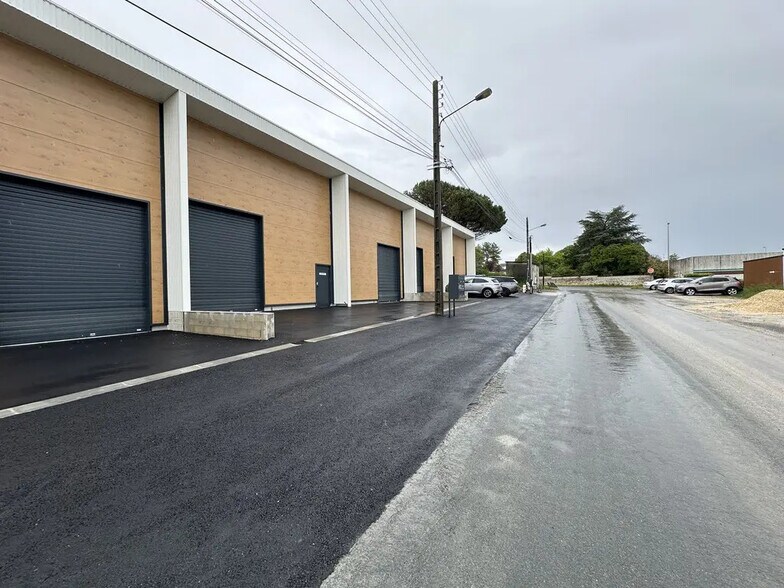 Local d’activités dans Soyaux à louer - Photo de l’immeuble – Image 2 sur 3