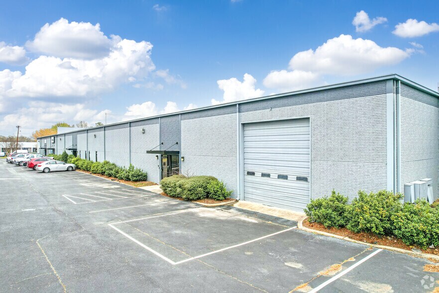 1000-1022 Pressley Rd, Charlotte, NC à louer - Photo de l’immeuble – Image 1 sur 11