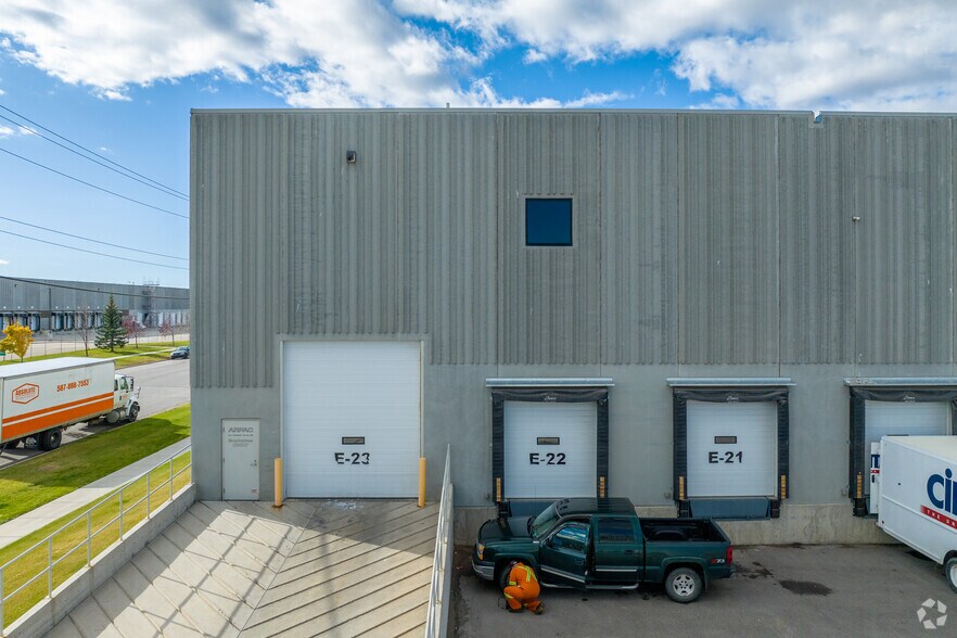 6000 72nd Ave SE, Calgary, AB à louer - Photo de l’immeuble – Image 2 sur 7