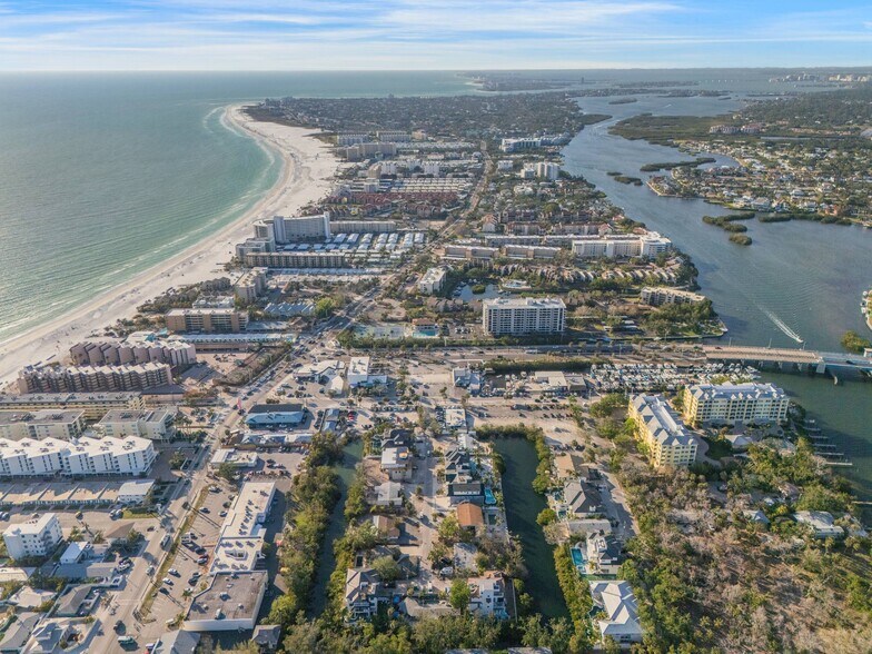 Income-Producing Siesta Key Package portefeuille de 3 biens à vendre sur LoopNet.fr - Photo de l’immeuble – Image 2 sur 19