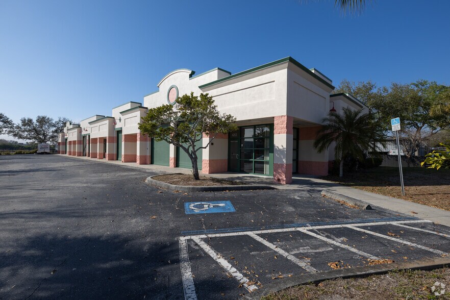 6200-6212 Clark Center Ave, Sarasota, FL à louer - Photo de l’immeuble – Image 1 sur 11