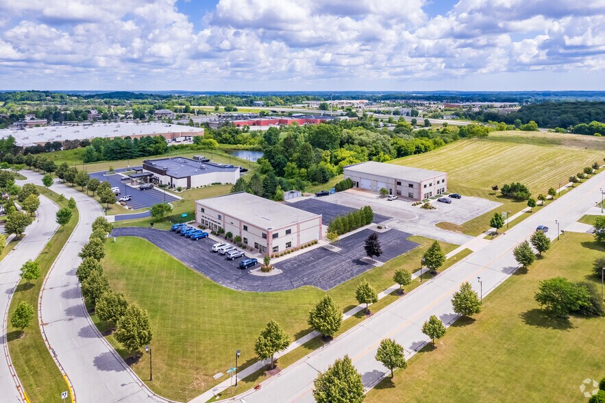 1530 Corporate Center Dr, West Bend, WI à louer - Photo de l’immeuble – Image 1 sur 5