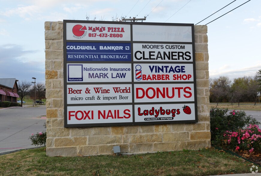 26 E Debbie Ln, Mansfield, TX à louer - Photo de l’immeuble – Image 3 sur 4