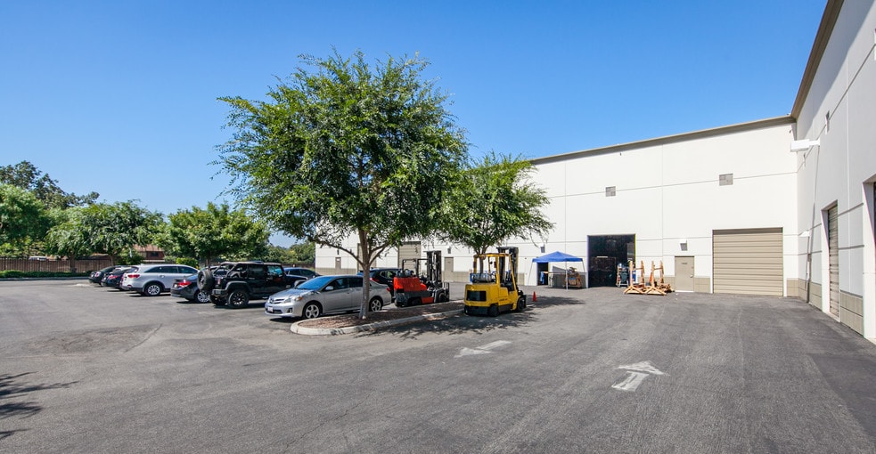 190 E Arrow Hwy, San Dimas, CA à louer - Photo de l’immeuble – Image 2 sur 13