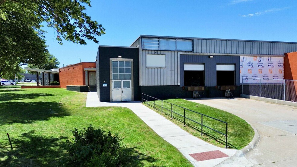 2200 S 24th St, Omaha, NE à louer - Photo de l’immeuble – Image 2 sur 11