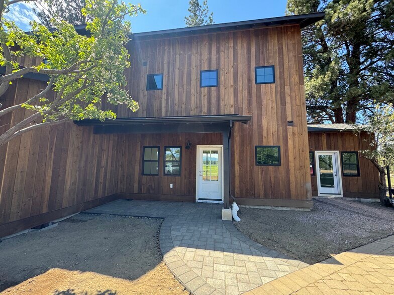 781 W Hood Ave, Sisters, OR à louer - Photo principale – Image 1 sur 20