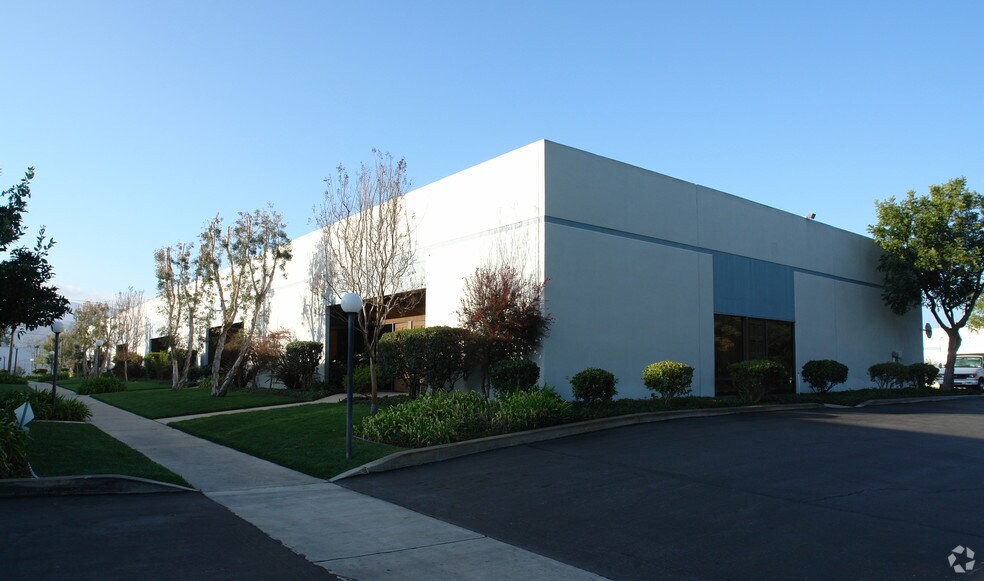 996 Lawrence Dr, Newbury Park, CA à louer - Photo de l’immeuble – Image 3 sur 9