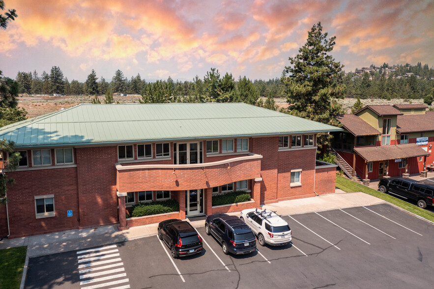 377 SW Century Dr, Bend, OR à louer - Photo de l’immeuble – Image 1 sur 7