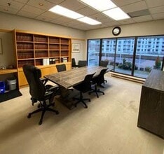 911 Yates St, Victoria, BC à louer Photo intérieure– Image 2 sur 5