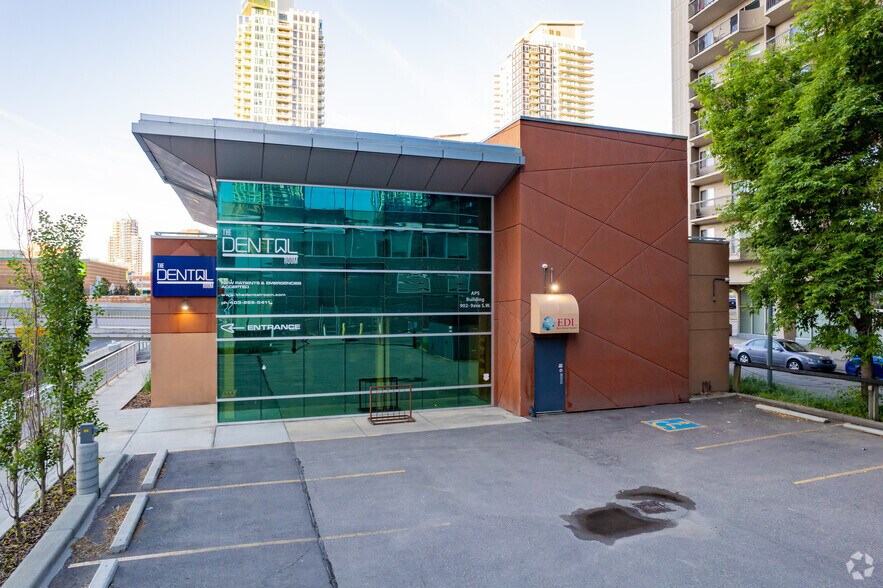 902 9th Ave SW, Calgary, AB à louer - Photo principale – Image 2 sur 28