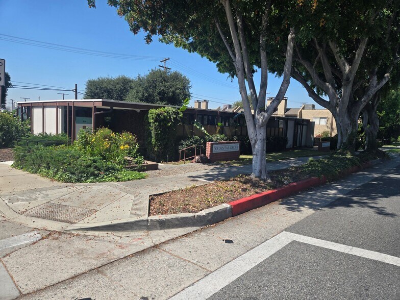 814 W Foothill Blvd, Monrovia, CA à vendre - Photo de l’immeuble – Image 2 sur 8