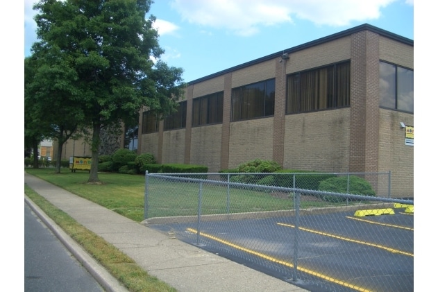 200 Sherwood Ave, Farmingdale, NY à louer - Photo de l’immeuble – Image 3 sur 3