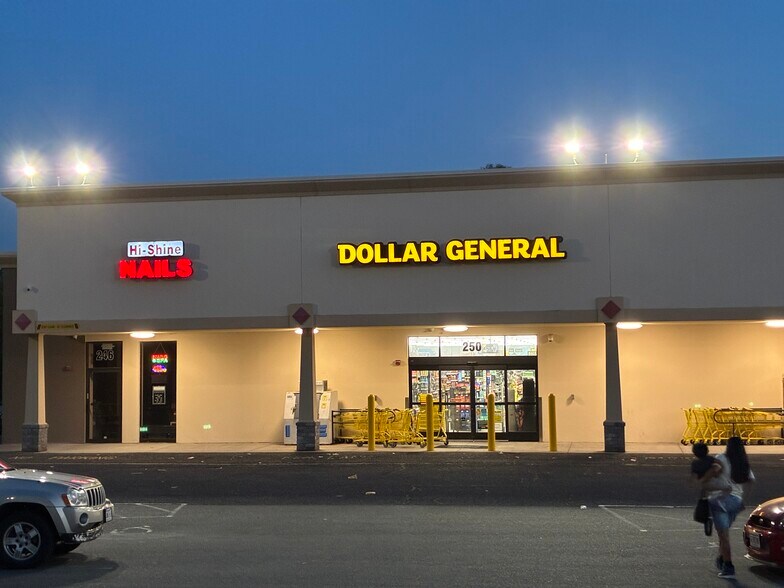 West Holyoke Plaza portefeuille de 3 biens à vendre sur LoopNet.fr - Photo de l’immeuble – Image 1 sur 14