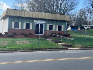 Plus de détails pour 303 W Raleigh St, Siler City, NC - Local d’activités à vendre