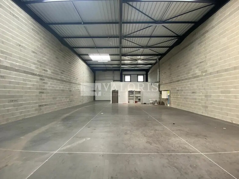 Local d’activités dans Saint-Priest à louer - Photo de l’immeuble – Image 2 sur 13