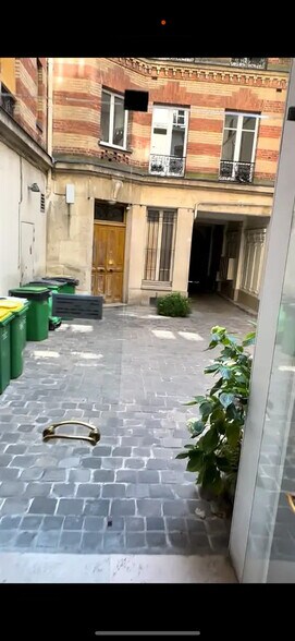 Local commercial dans Paris à vendre - Photo de l’immeuble – Image 1 sur 5