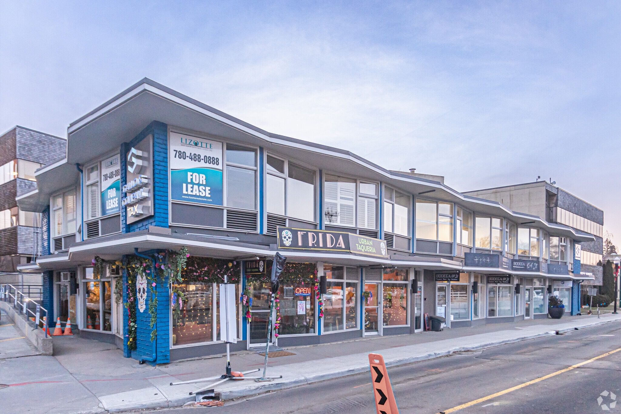 12411-12421 Stony Plain Rd NW, Edmonton, AB à louer Photo principale– Image 1 sur 7