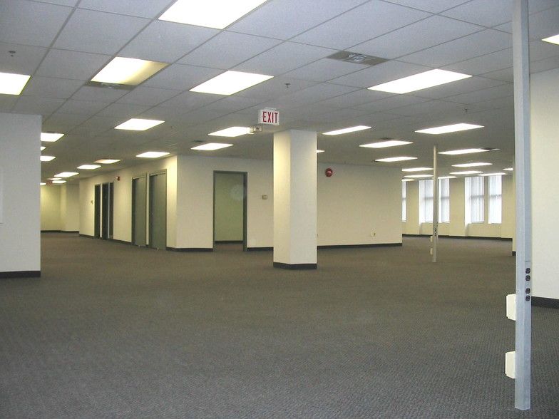 259 Portage Ave, Winnipeg, MB à louer - Photo intérieure – Image 3 sur 11