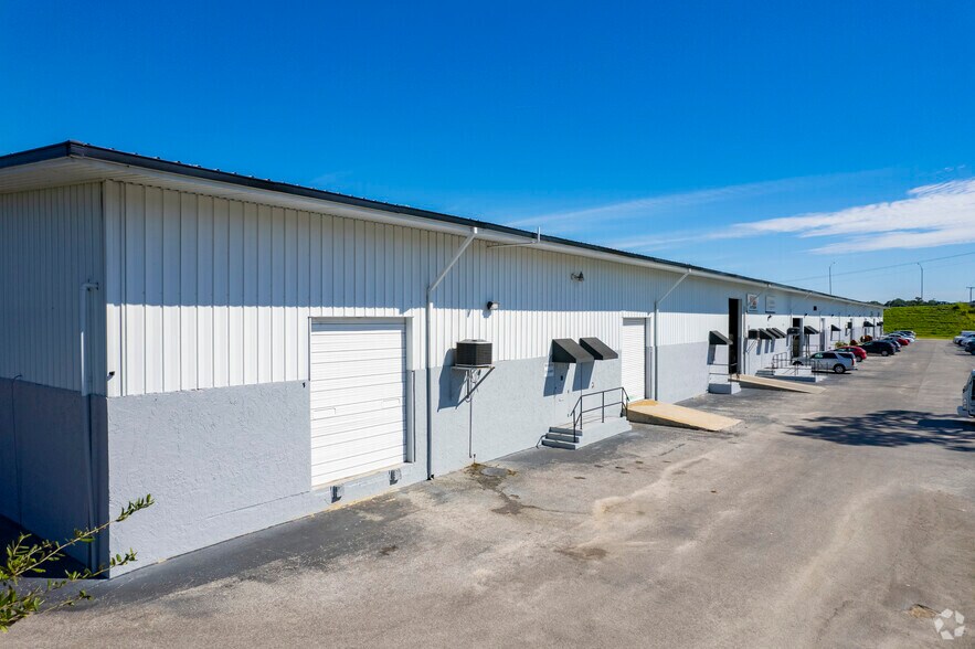 8100 E Broadway Ave, Tampa, FL à louer - Photo de l’immeuble – Image 2 sur 6