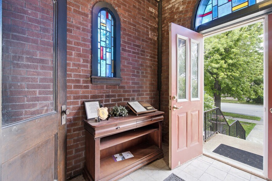 6240 N Avondale Ave, Chicago, IL à vendre - Photo de l’immeuble – Image 2 sur 59
