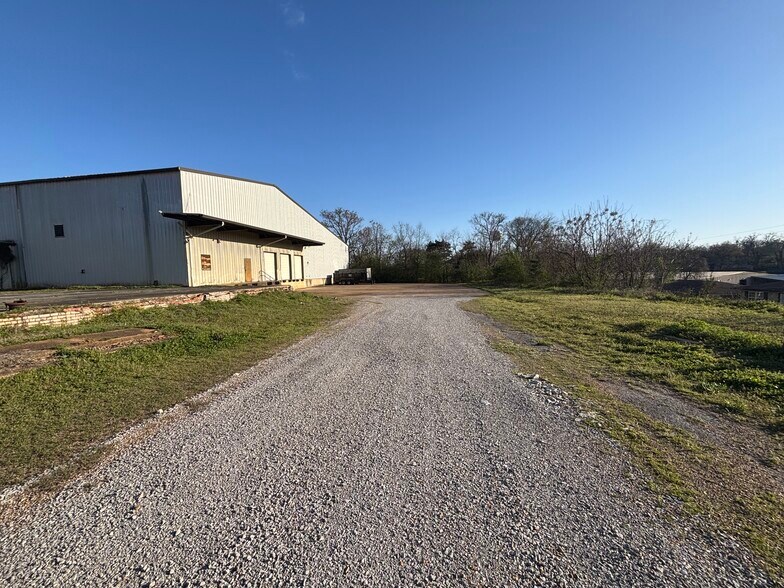 130 N College St, Pontotoc, MS à louer - Photo de l’immeuble – Image 3 sur 16