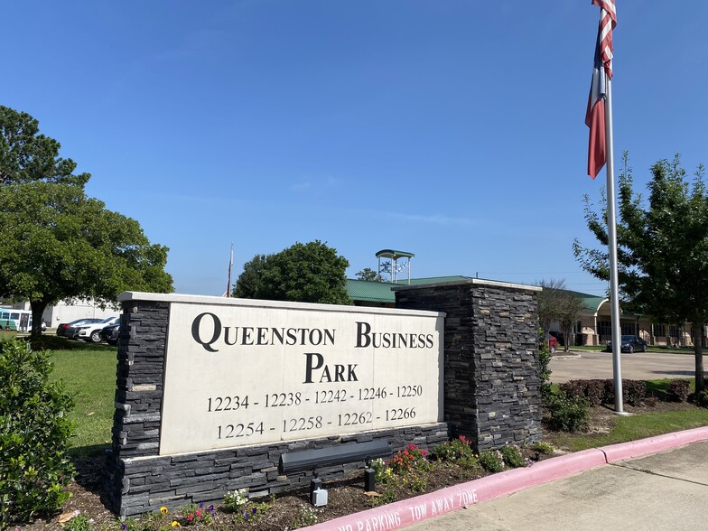 12262 Queenston Blvd, Houston, TX à louer - Photo de l’immeuble – Image 1 sur 18