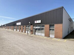 8304-8412 Davies Rd NW, Edmonton, AB à louer Photo de l’immeuble– Image 2 sur 5