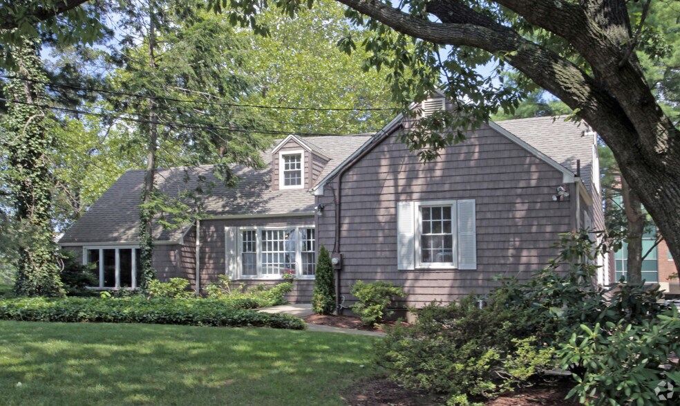 2 N Woodland Ave, East Brunswick, NJ à louer - Photo de l’immeuble – Image 2 sur 3