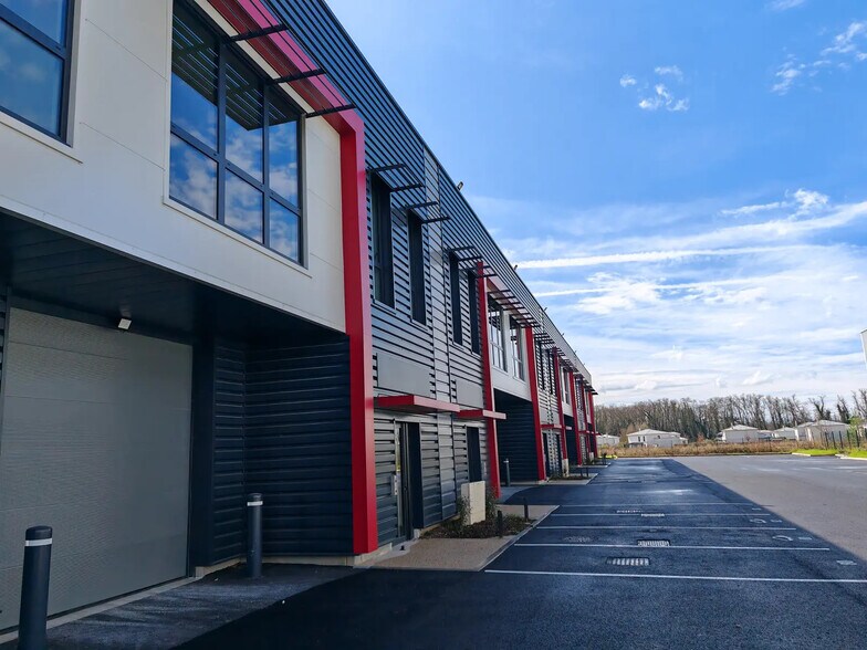 Local d’activités dans Bussy-Saint-Georges à louer - Photo de l’immeuble – Image 1 sur 11