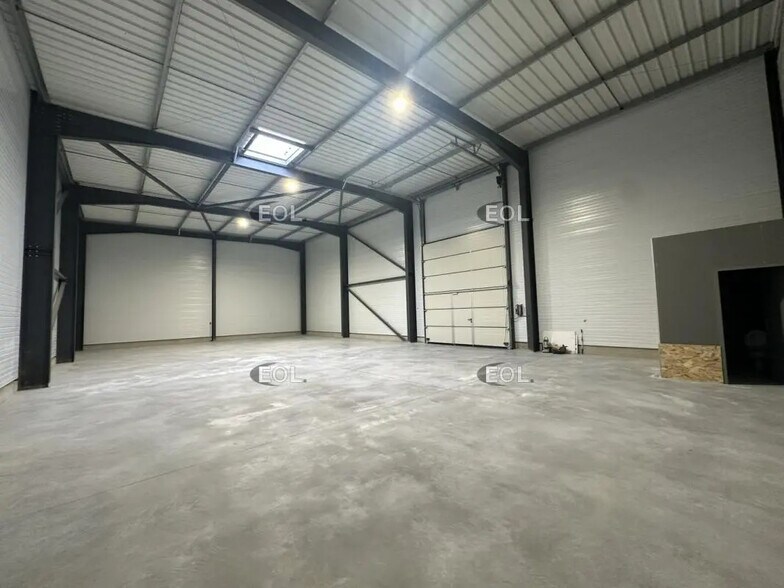 Local d’activités dans Lambesc à louer - Photo de l’immeuble – Image 2 sur 2