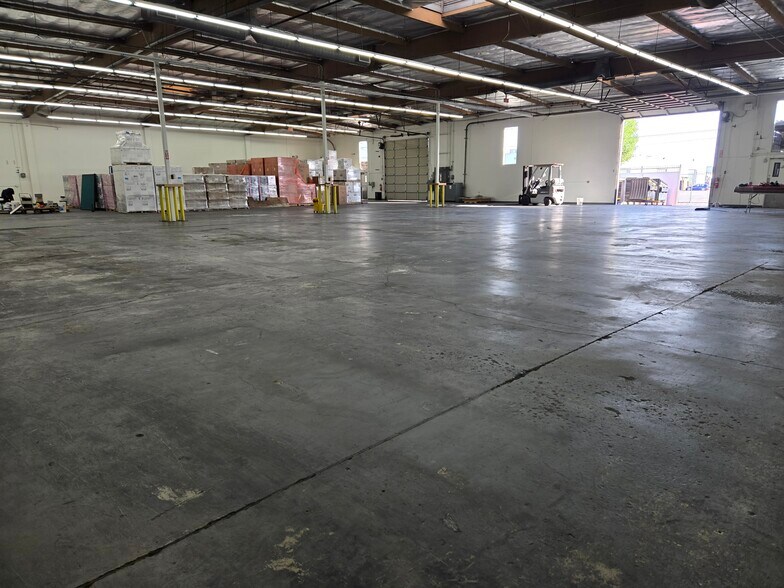 20554 Plummer St, Chatsworth, CA à louer - Photo de l’immeuble – Image 2 sur 11