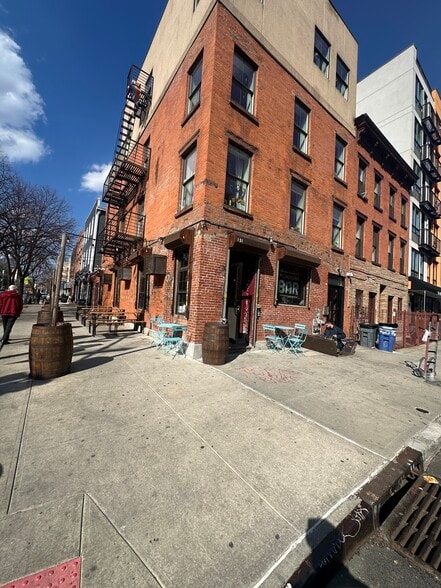 151 Meserole St, Brooklyn, NY à louer - Photo de l’immeuble – Image 2 sur 9