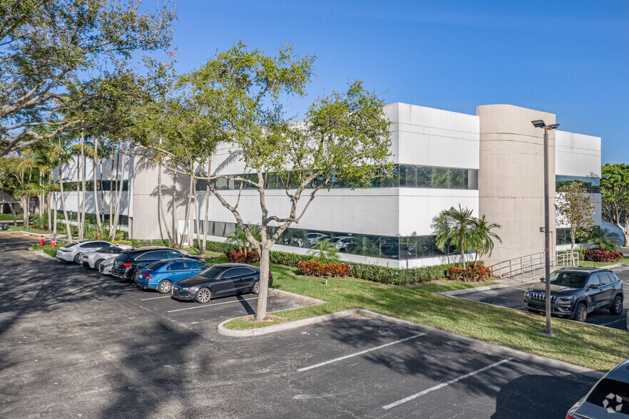 551 NW 77th St, Boca Raton, FL à louer - Photo de l’immeuble – Image 2 sur 9