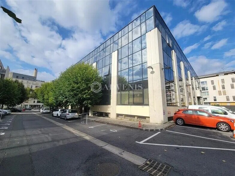 Bureau dans Saint-Ouen-sur-Seine à louer - Photo de l’immeuble – Image 1 sur 11