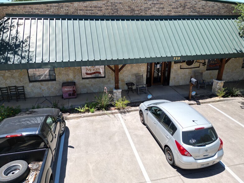 729 N Cowan Ave, Lewisville, TX à vendre - Photo de l’immeuble – Image 2 sur 23