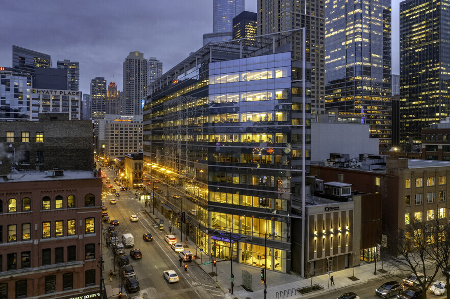 111 W Illinois St, Chicago, IL à louer - Photo de l’immeuble – Image 1 sur 10