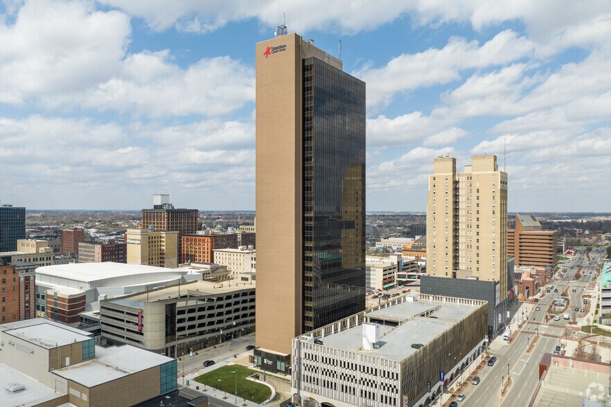 200 N Saint Clair St, Toledo, OH à louer - Photo de l’immeuble – Image 2 sur 41