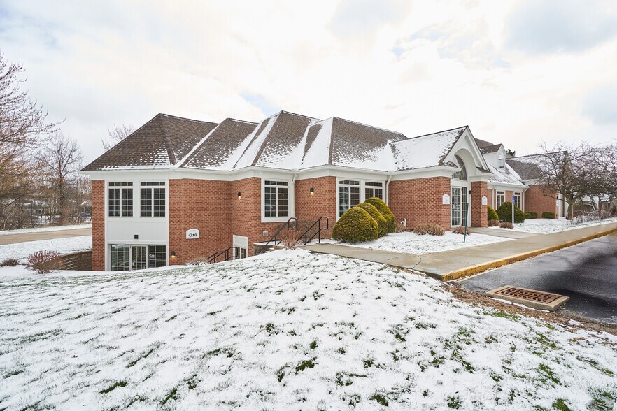 799 White Pond Dr, Akron, OH à louer - Photo de l’immeuble – Image 3 sur 9